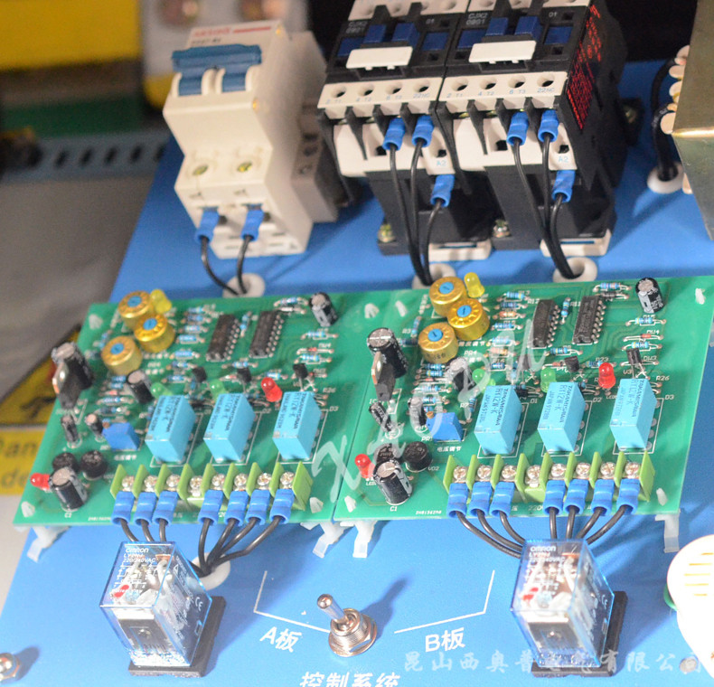 SBW-600KVA三相全自動(dòng)補(bǔ)償式大功率電力柱式穩(wěn)壓器柜